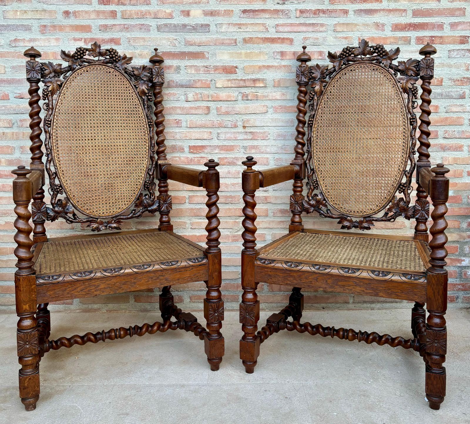Fauteuils en noyer, France, années 1890, lot de 2 photo Mobilier