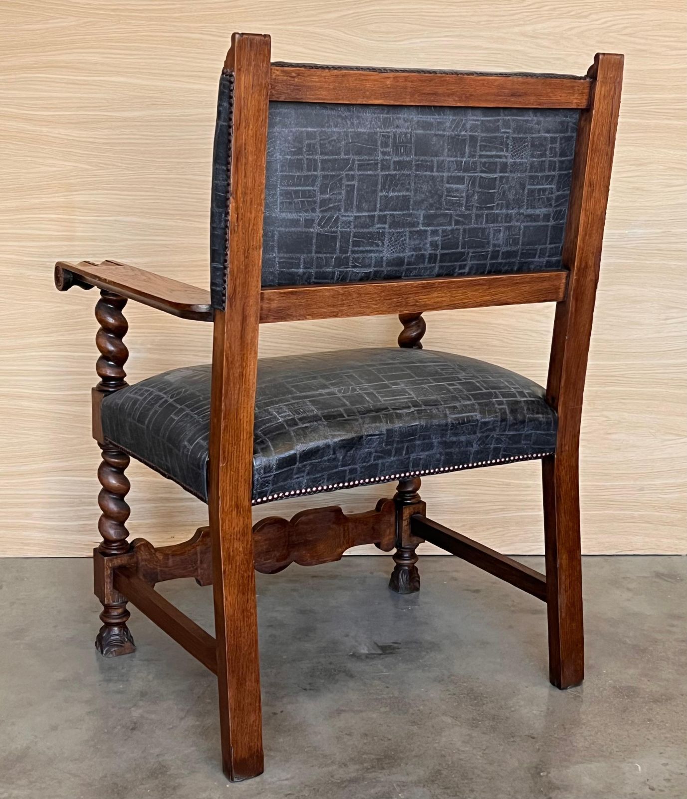 1607.0 Fauteuil baroque espagnol du XIXe siècle en noyer sculpté, colonnes salomoniques et cuir noir neuf photo