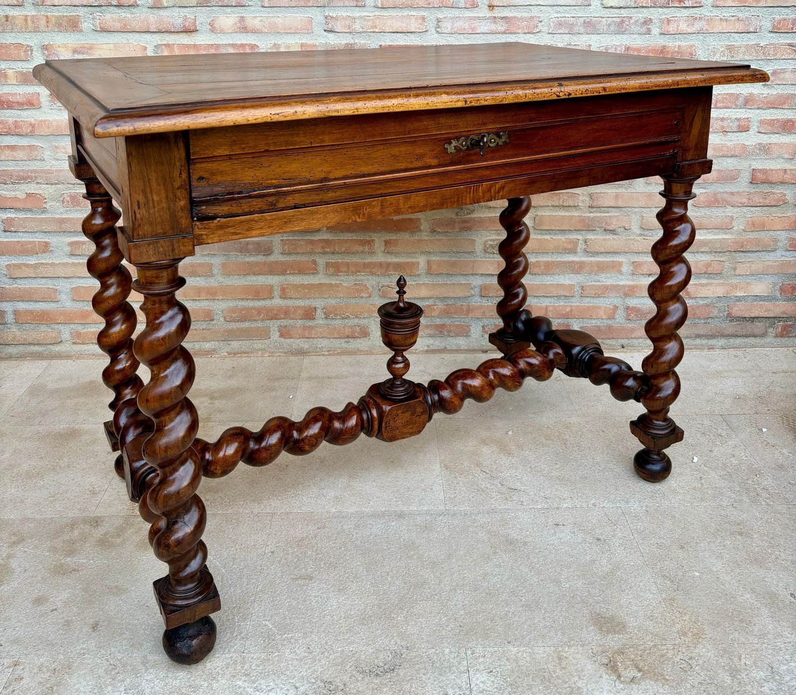 Bureau d'époque en noyer français photo vinterior