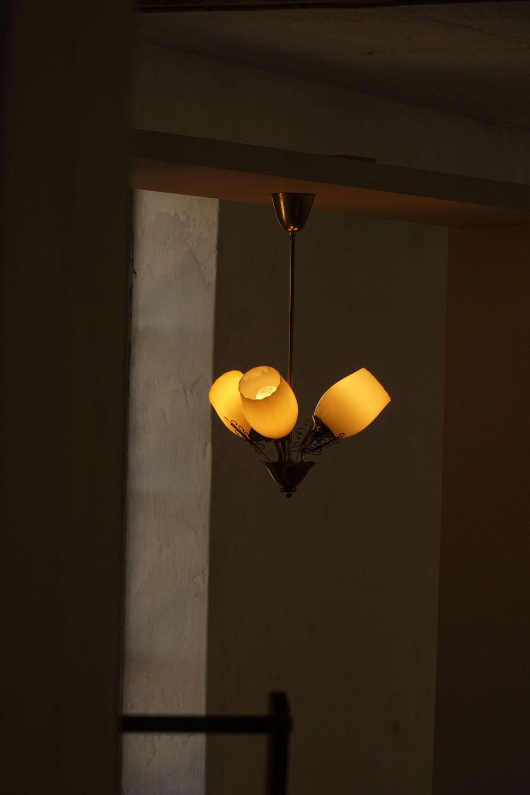 photo vinterior Paavo Tynell For Idman Oy, 3 Arm Chandelier In Brass & Glass, Mid Century, 1940s