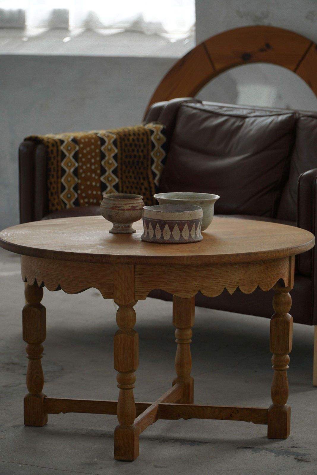 photo vintage Mid Century Round Danish Side Table In Solid Oak, Henning Kjærnulf, 1960s