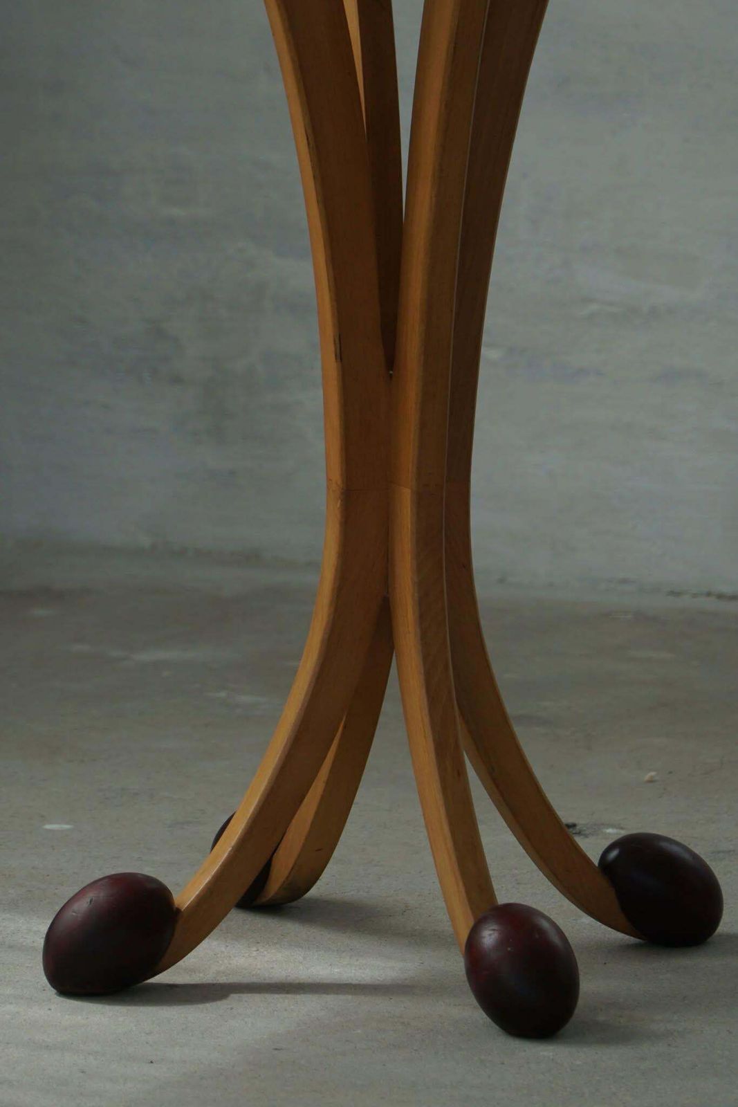 photo vintage A Pair Of Sculptural Pedestals, French Postmodern Design, 1980s