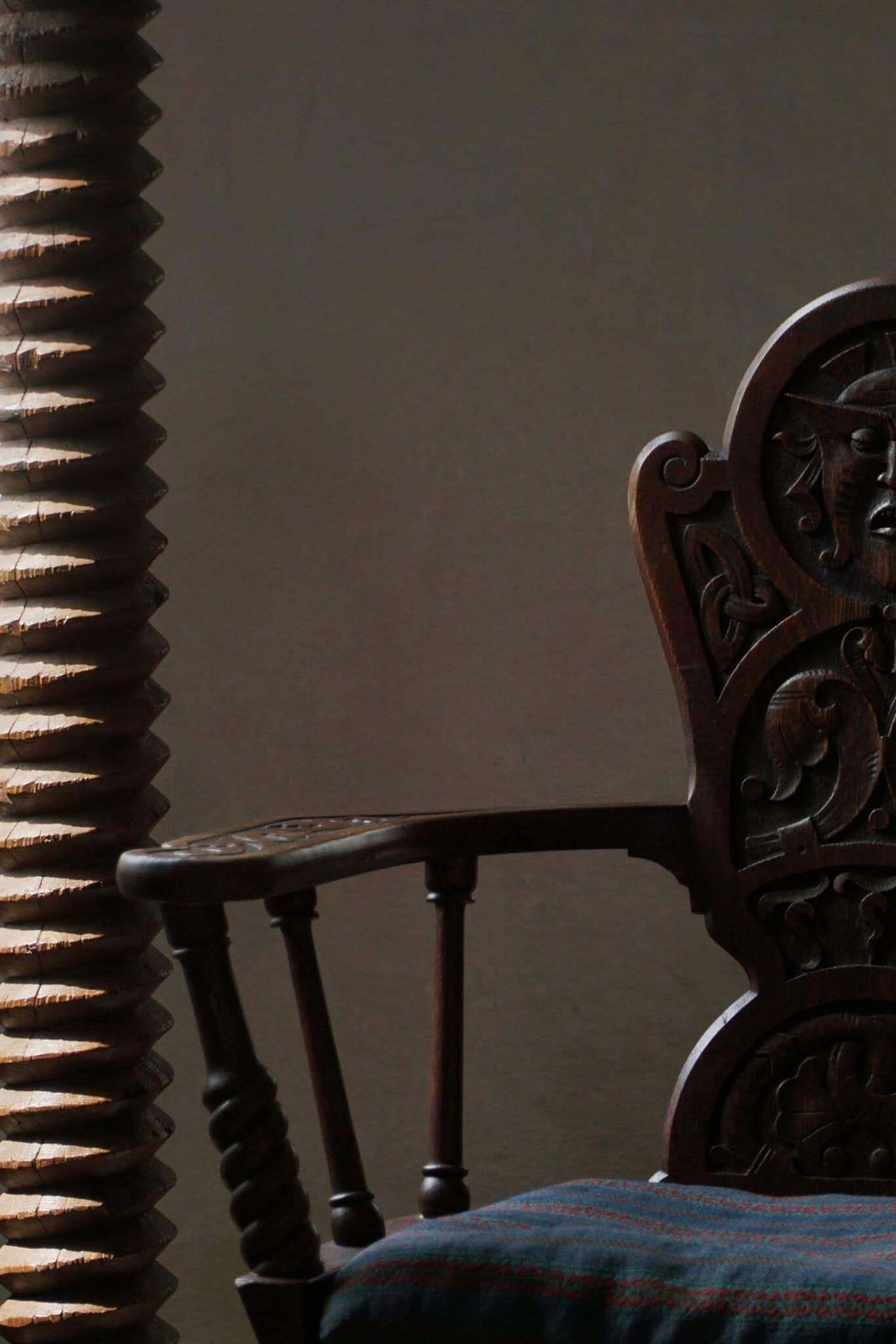photo vintage Scandinavian Armchair In Solid Oak With A Cushion, Folk Art, Early 19th Century
