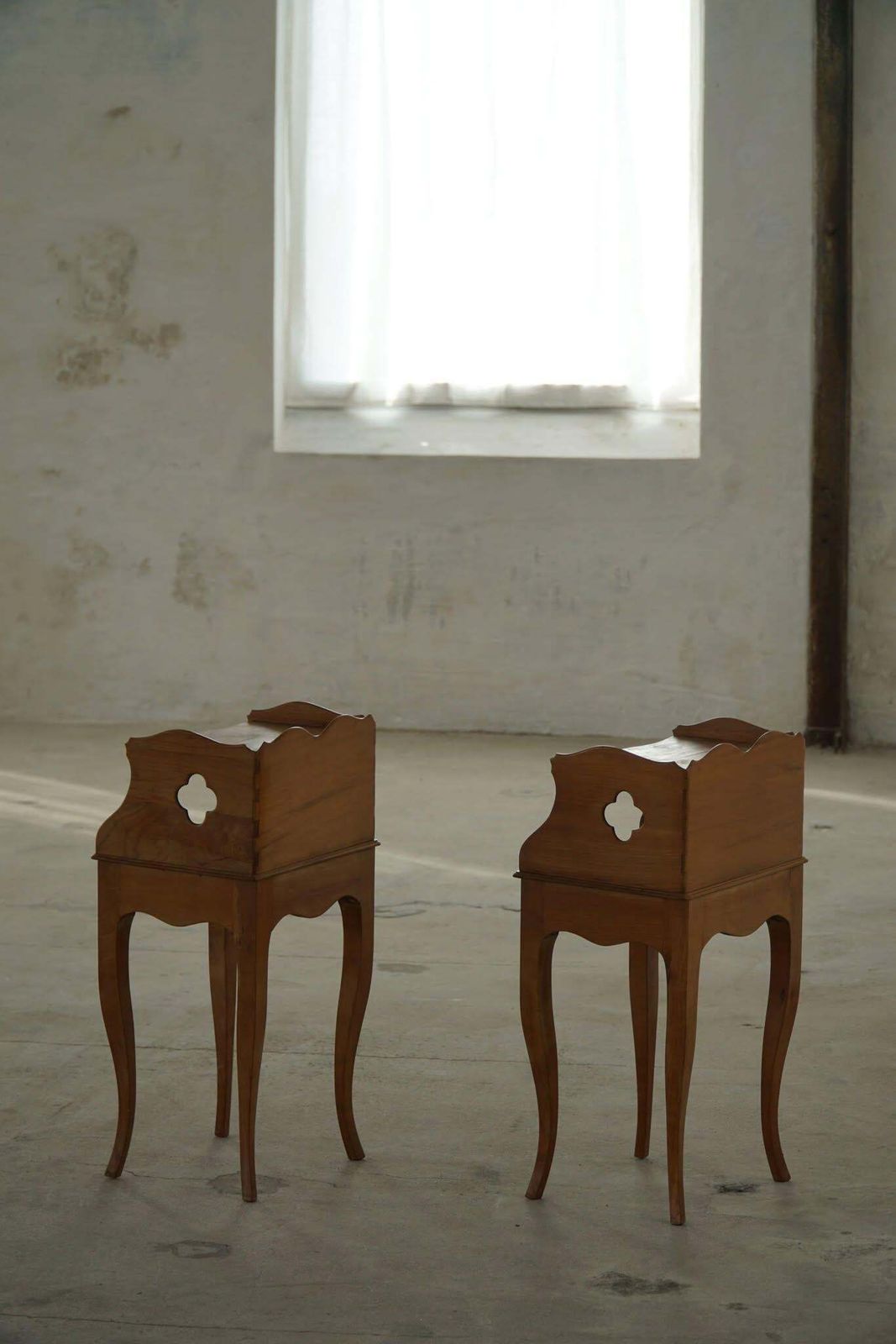 photo vinterior Danish Modern, A Elegant Pair Of Nightstands In Nutwood, 1940s