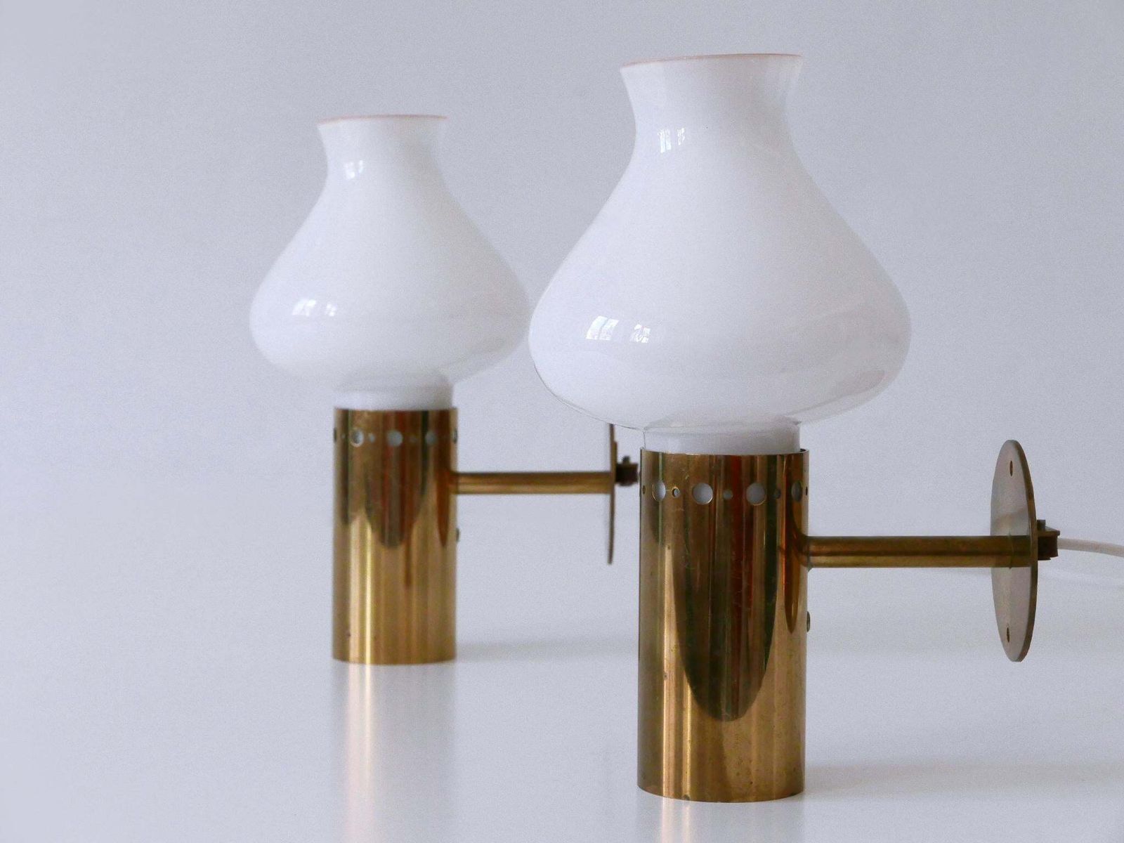photo vintage Set Of Two Elegant Mid Century Modern Brass & Glass Sconces Sweden 1950s