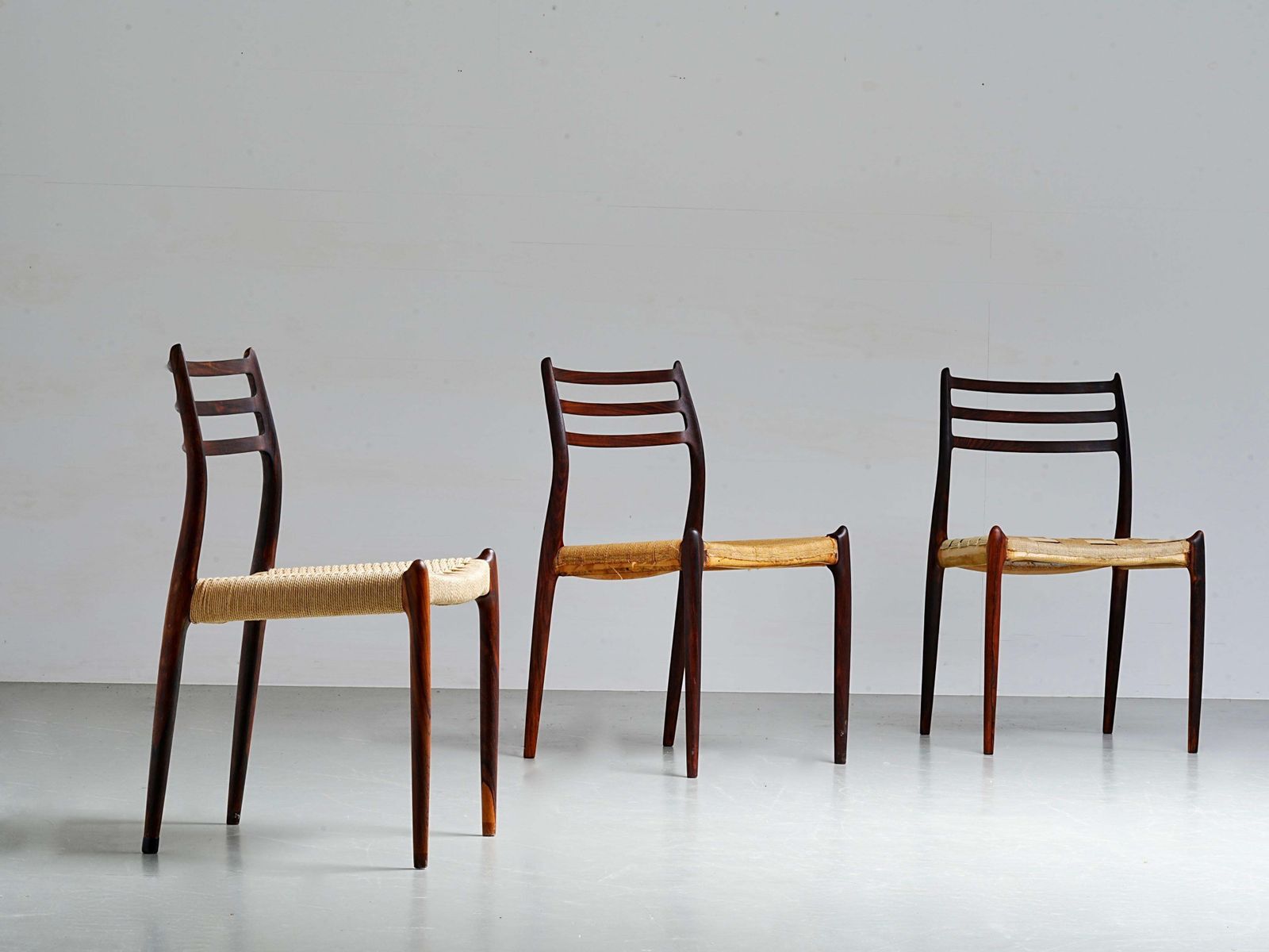 photo vintage Set Van 6 Niels Otto Møller Stoelen In Hout, Denemarken, Jaren 1960