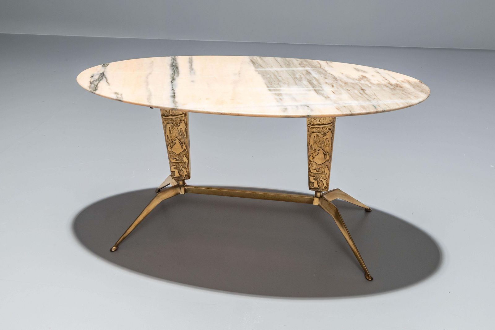 Ovale Bijzettafel In Roze Marmer En Messing, Italië, Jaren 1970 photo furniture