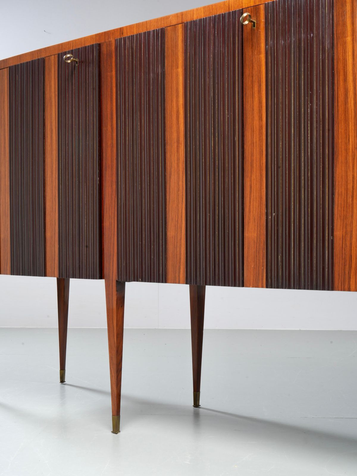 photo furniture Paolo Buffa Grande Credenza Op Acht Poten, Hout, Messing En Glas, Italië, Ca. Jaren 1950