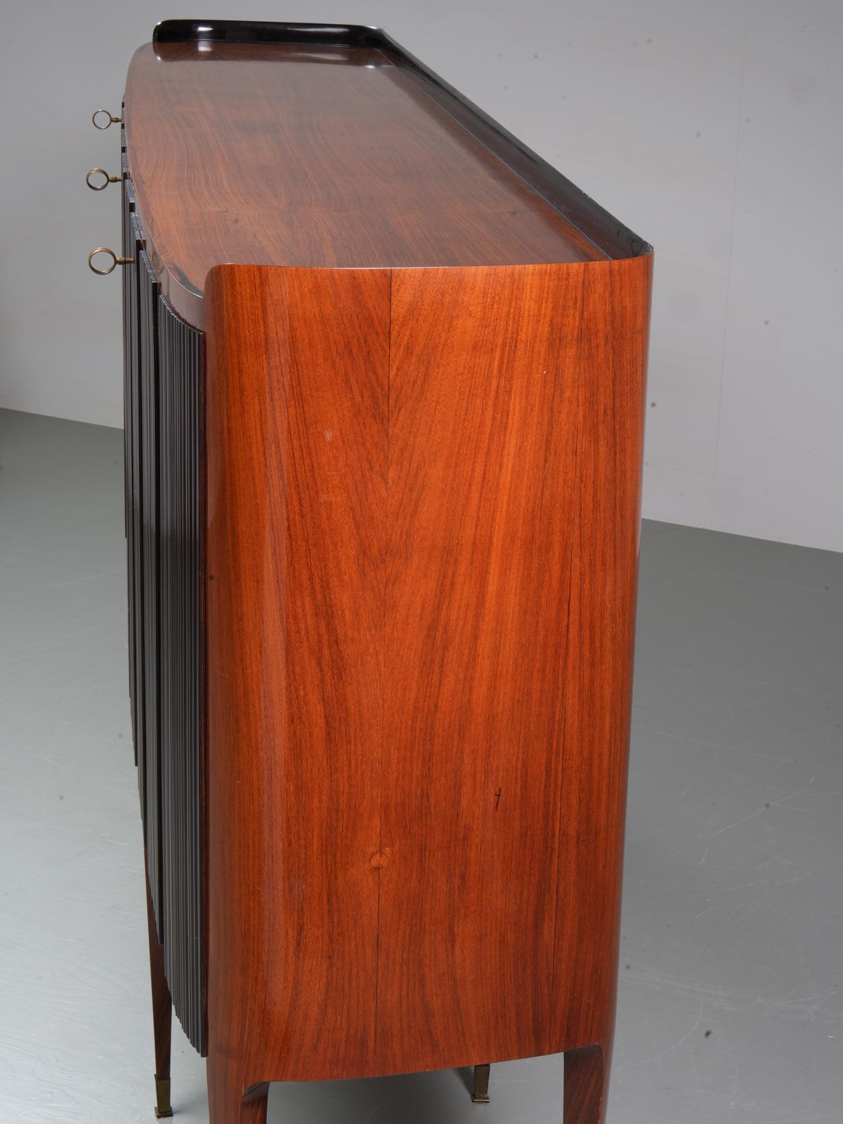 photo vintage Paolo Buffa Grande Credenza Op Acht Poten, Hout, Messing En Glas, Italië, Ca. Jaren 1950