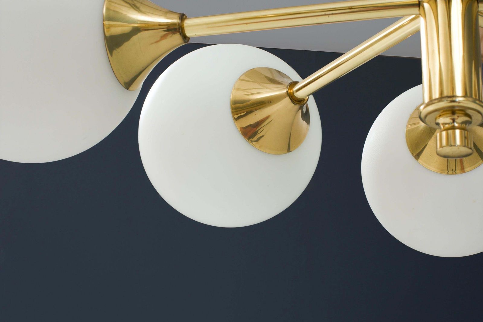 Sputnik In Messing En 8 Opaline Bollen, Oost Europa, Jaren 1960 photo furniture