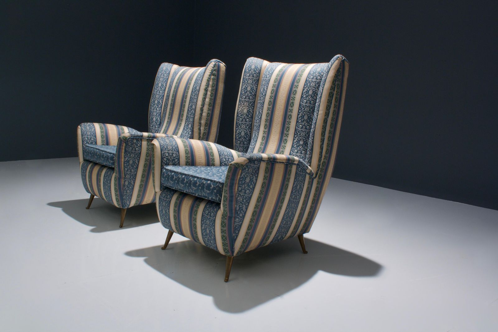 Set Van Twee Fauteuils Van I.S.A. Met Zijden Bekleding En Messing Poten, Italië, Ca. Jaren 1950 photo Meubels