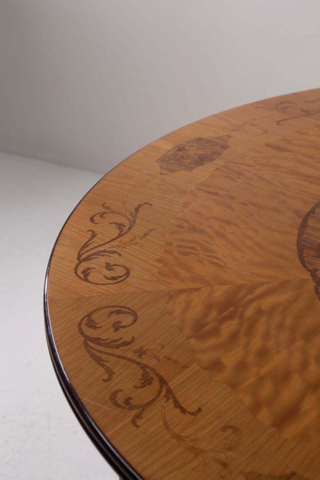 photo furniture Elegant Italian Chiavarino Table With Inlaid Wood Or Grand Foyer