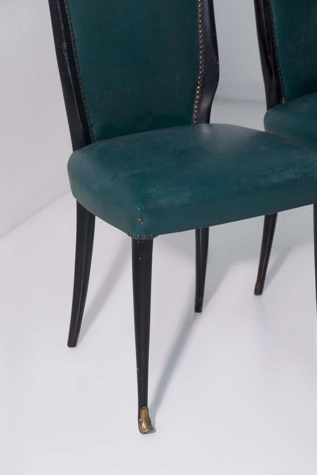 photo furniture Elegant Set Of Six Italian Made Chairs In Green Leather