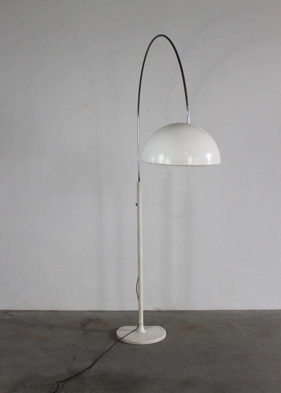 Joe Colombo Coupè 3320r Floor Lamp In White Lacquered Metal By Oluce 1967 Italy photo for sale