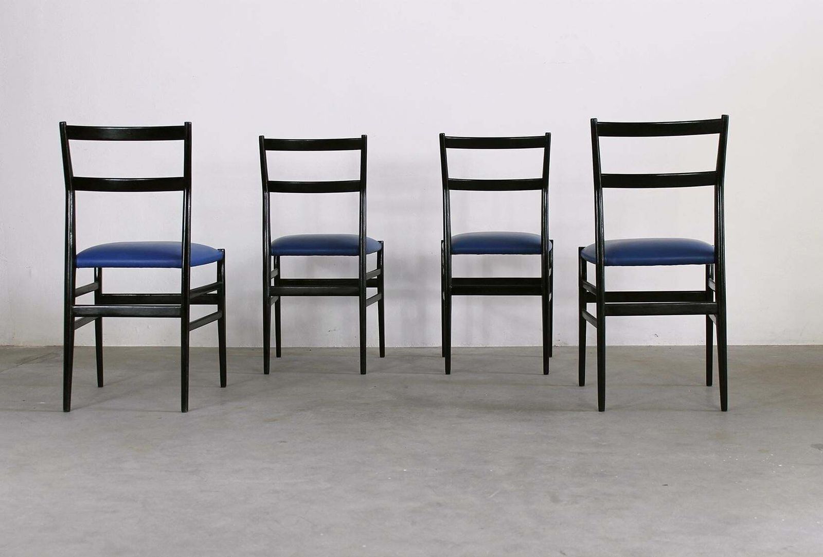 photo for sale Gio Ponti Set Of Four Leggera Dining Chairs By Cassina 1951 Italy