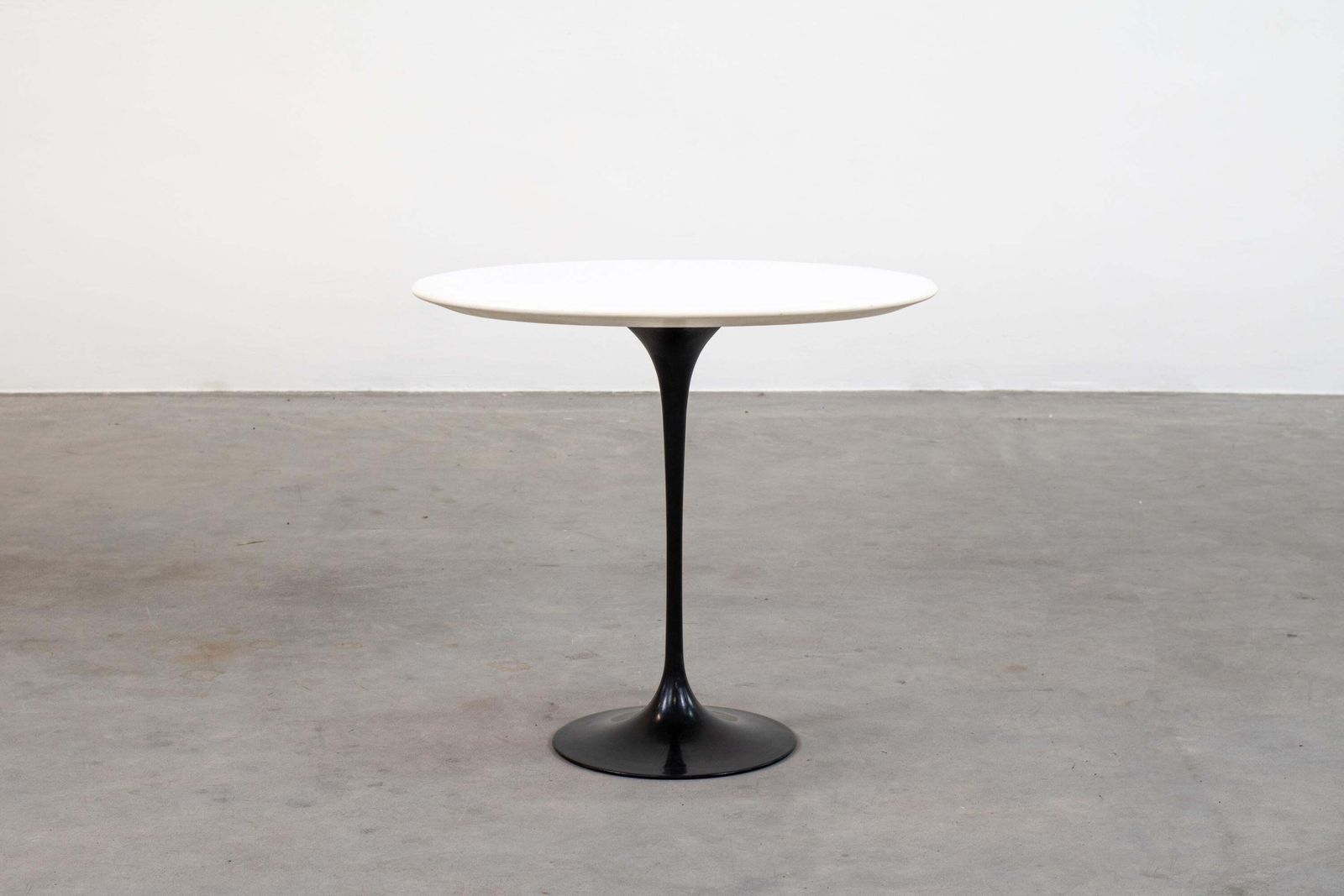 Eero Saarineen Set Of Two Black And White Low Tables In Wood And Aluminum 1990s photo 1566.0