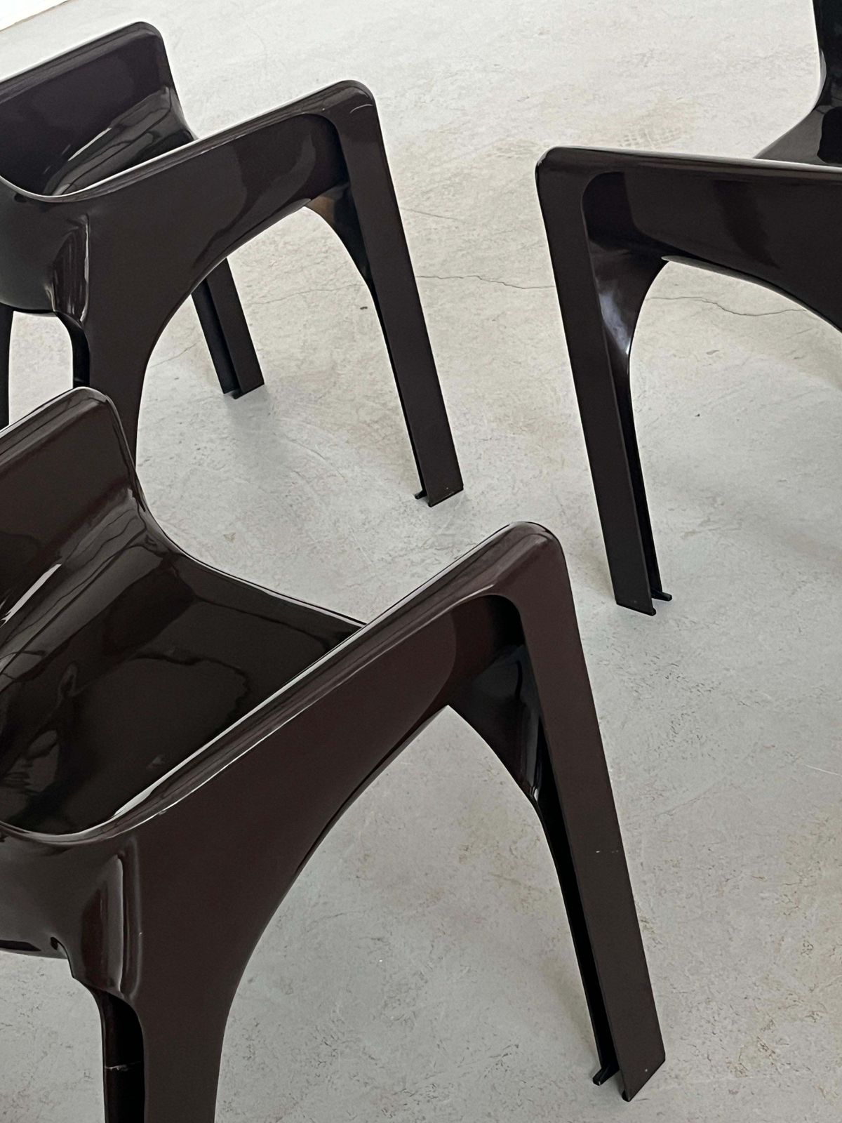 1 Of 4 Dark Brown 'Gaudi' Chairs, Vico Magistretti For Artemide, Early Model photo vinterior
