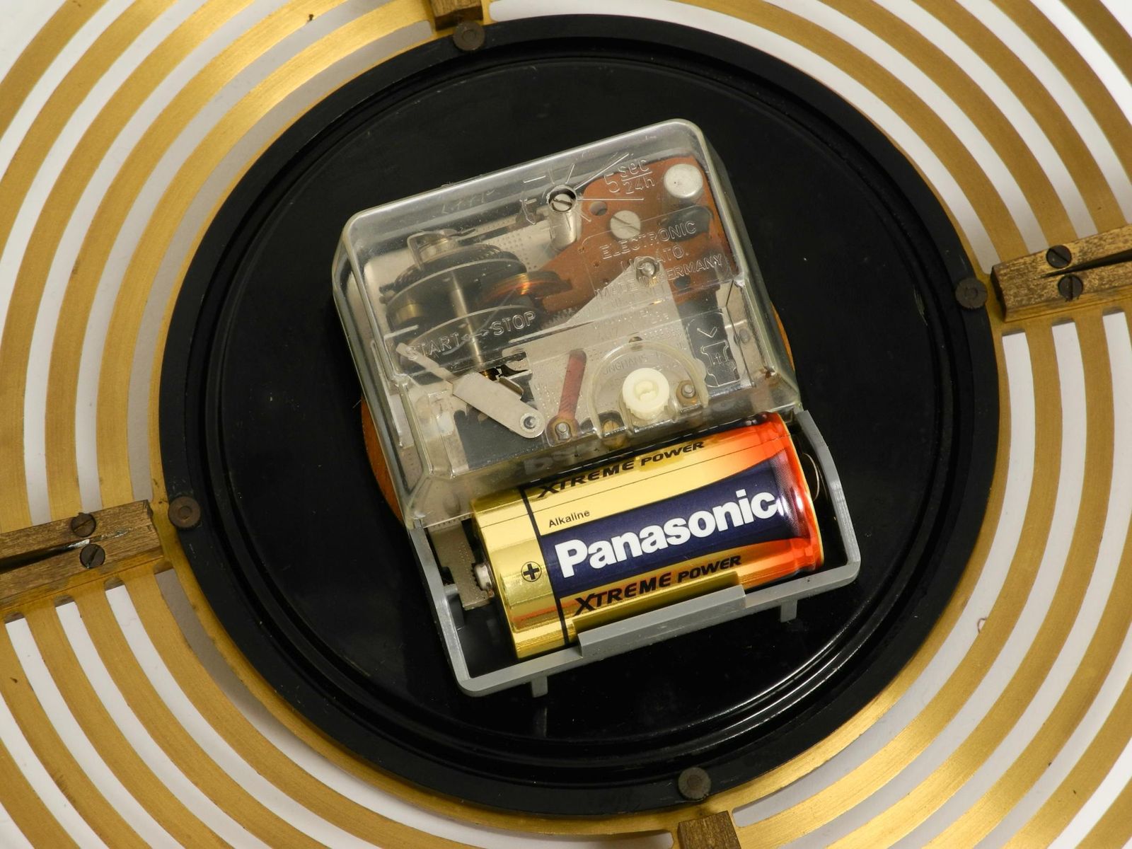 1035.0 Beautiful Mid Century Atlanta Wall Clock Battery Operated And Made Of Brass photo