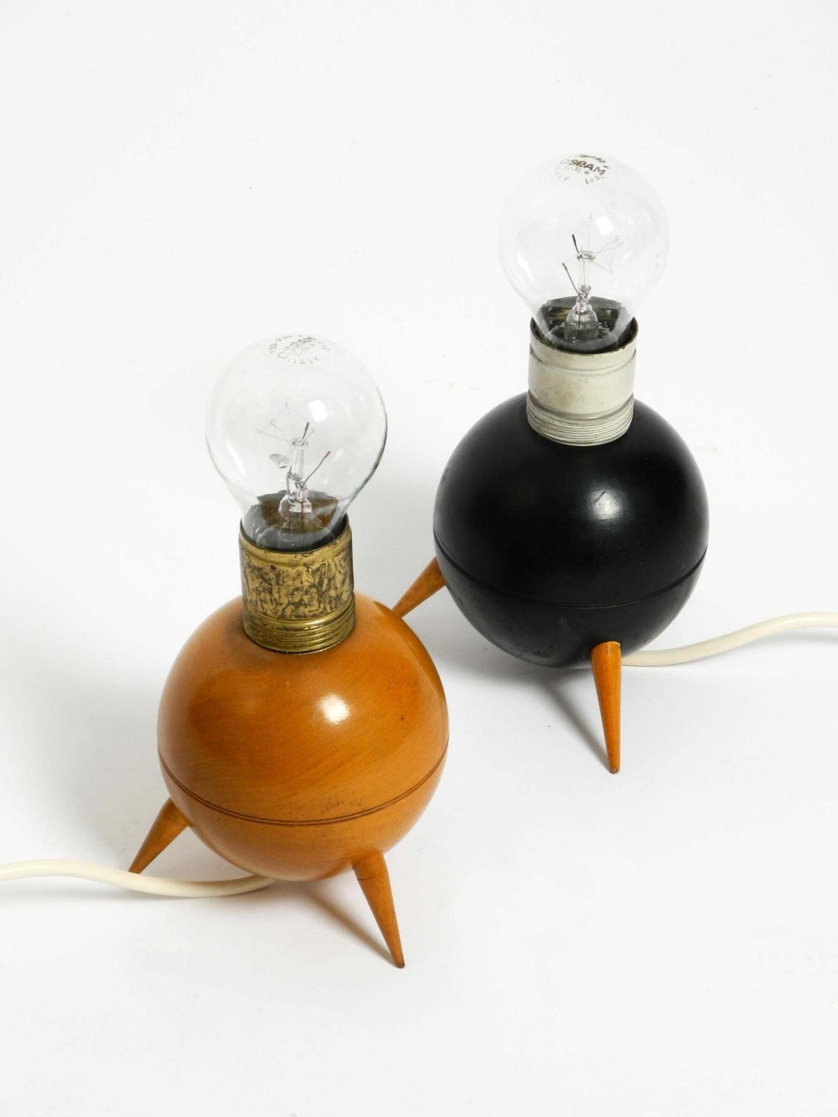 photo vintage Pair Of Beautiful Small Mid Century Modern Tripod Wooden Table Lamps