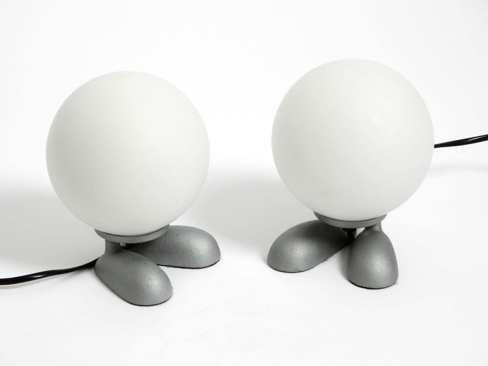 photo vintage Pair Of 1990s Table Lamps With A Cast Aluminum Base With Feet Made By Sompex
