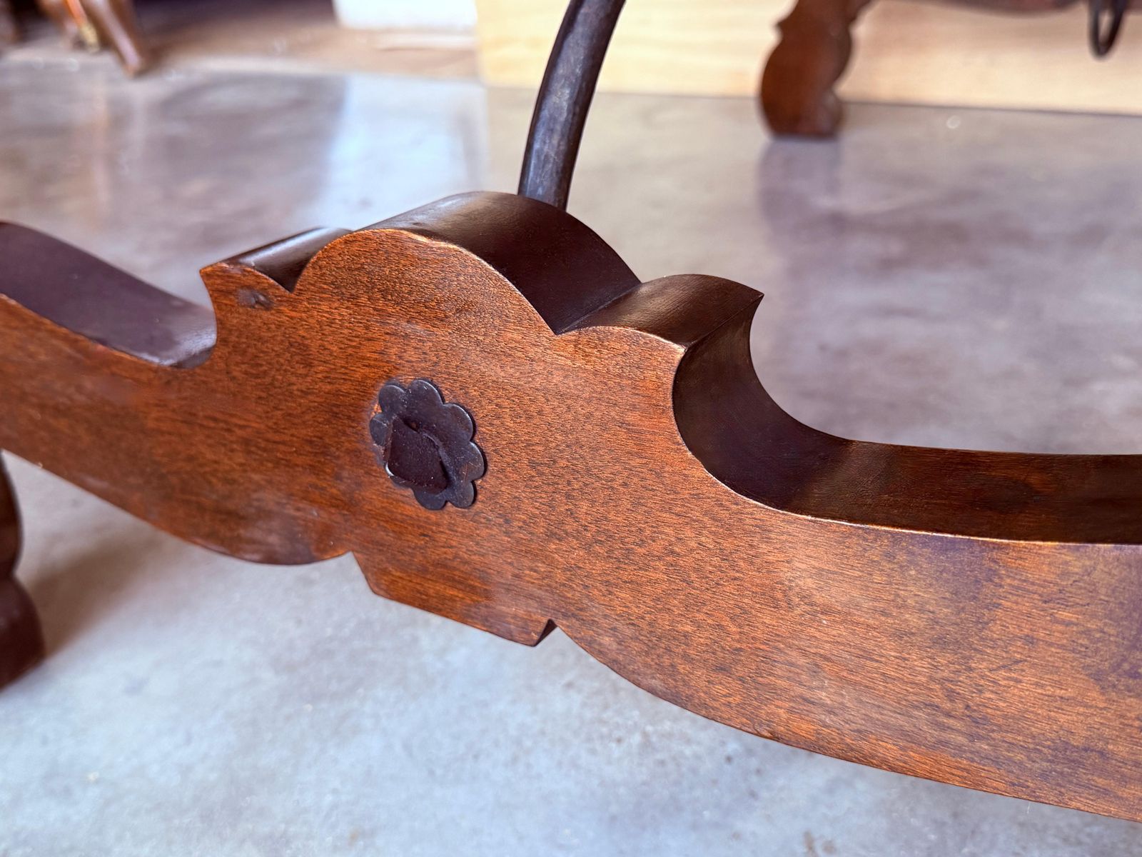 5008.0 Table à manger ou console en noyer, pieds en lyre et plateau épais, Espagne, XXe siècle photo