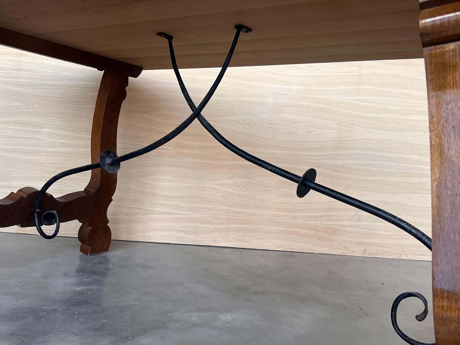 5008.0 Table à manger ou console en noyer, pieds en lyre et plateau épais, Espagne, XXe siècle photo