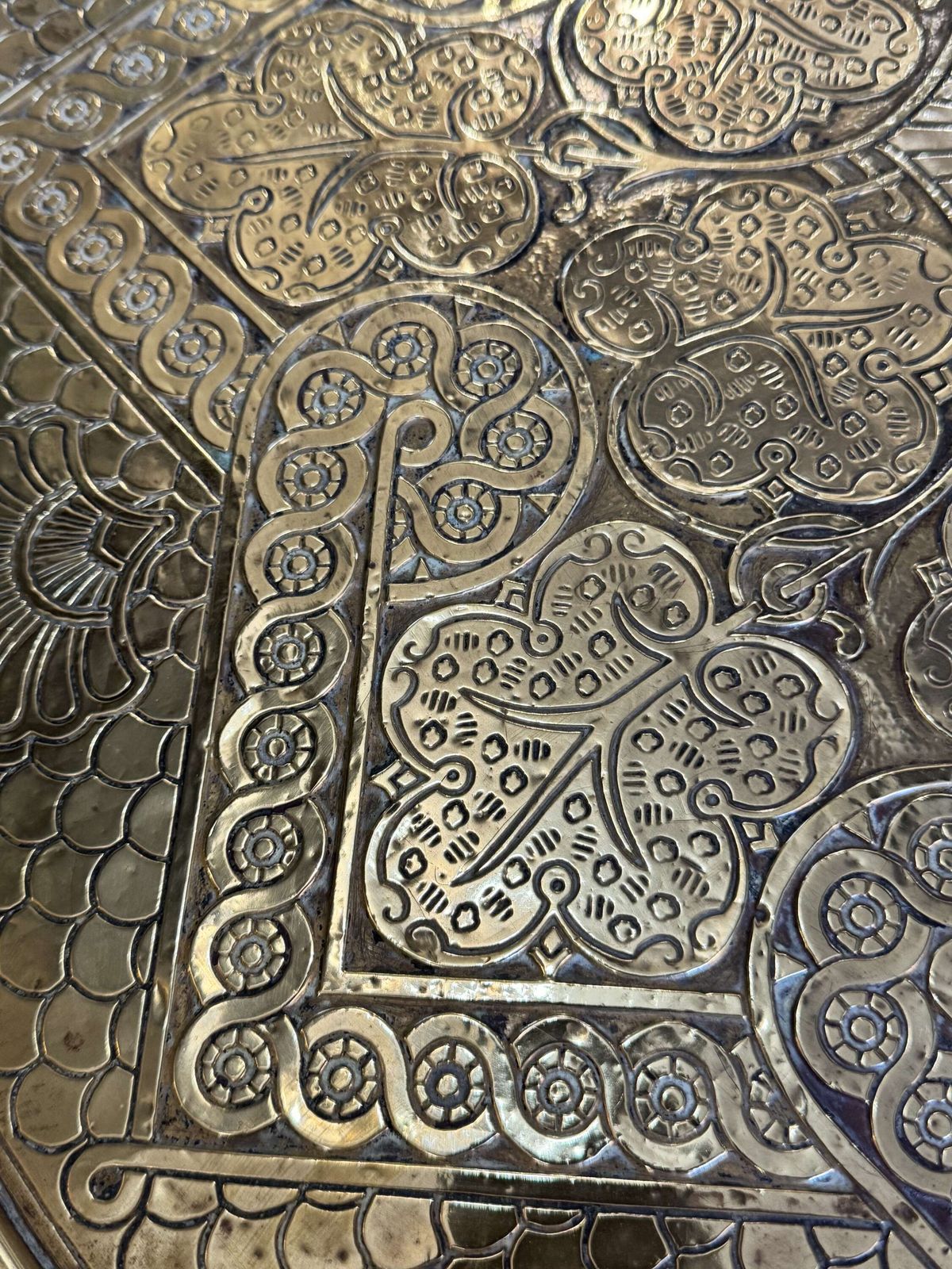 photo vintage Antique Moorish Brass Table – Hand Etched Lion Design – Tripod Wooden