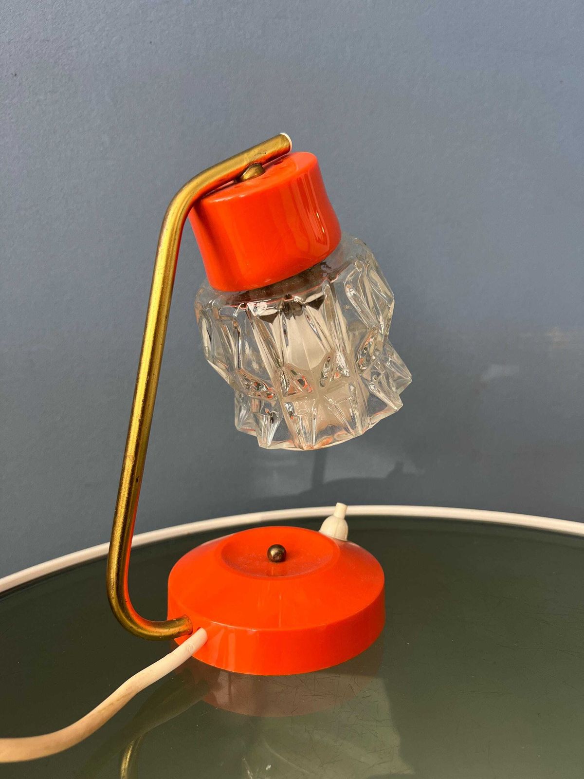 Kleine Oranje Bureaulamp Met Heldere Kristallen Glazen Kap photo buy