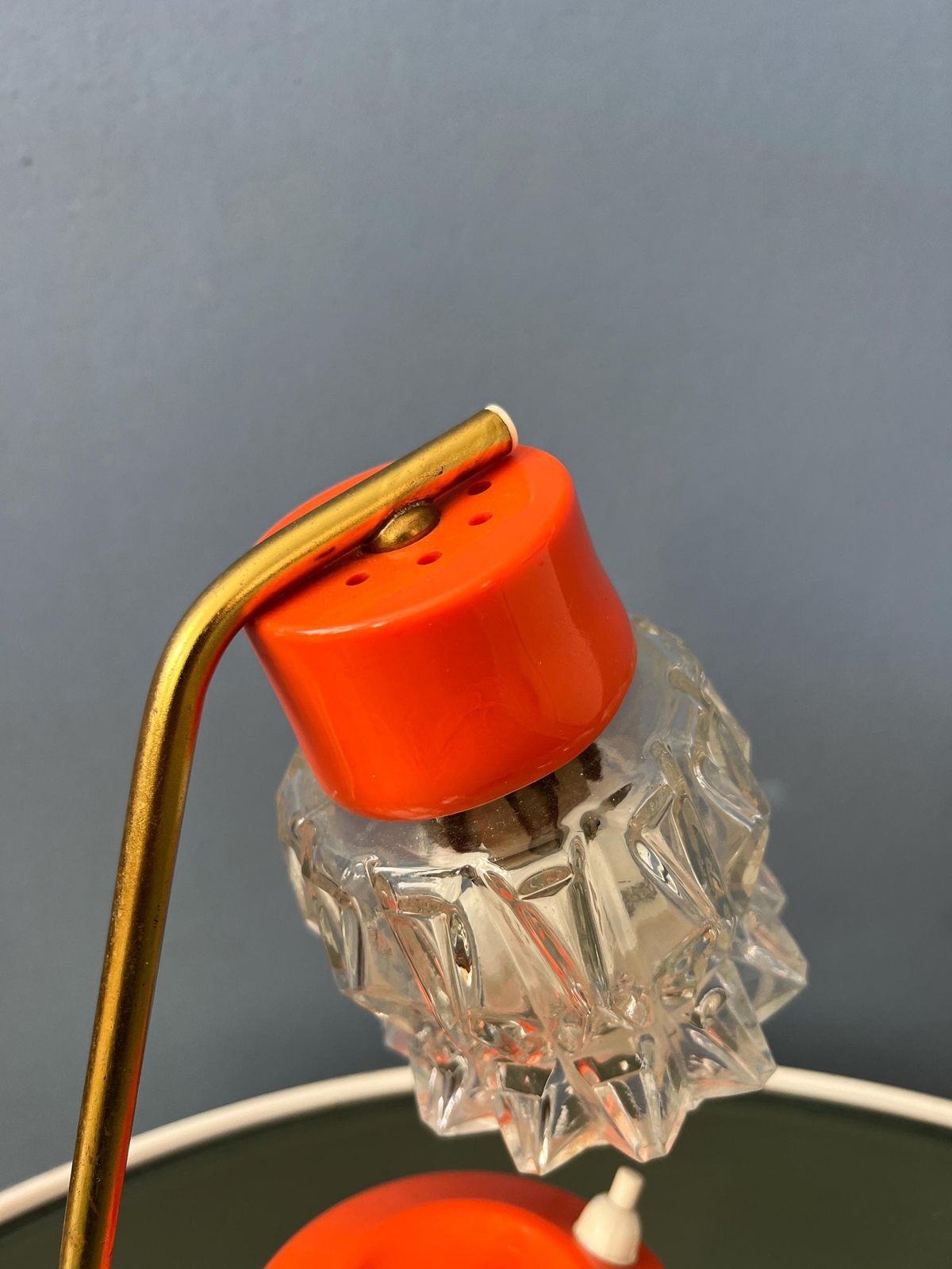Kleine Oranje Bureaulamp Met Heldere Kristallen Glazen Kap photo vintage