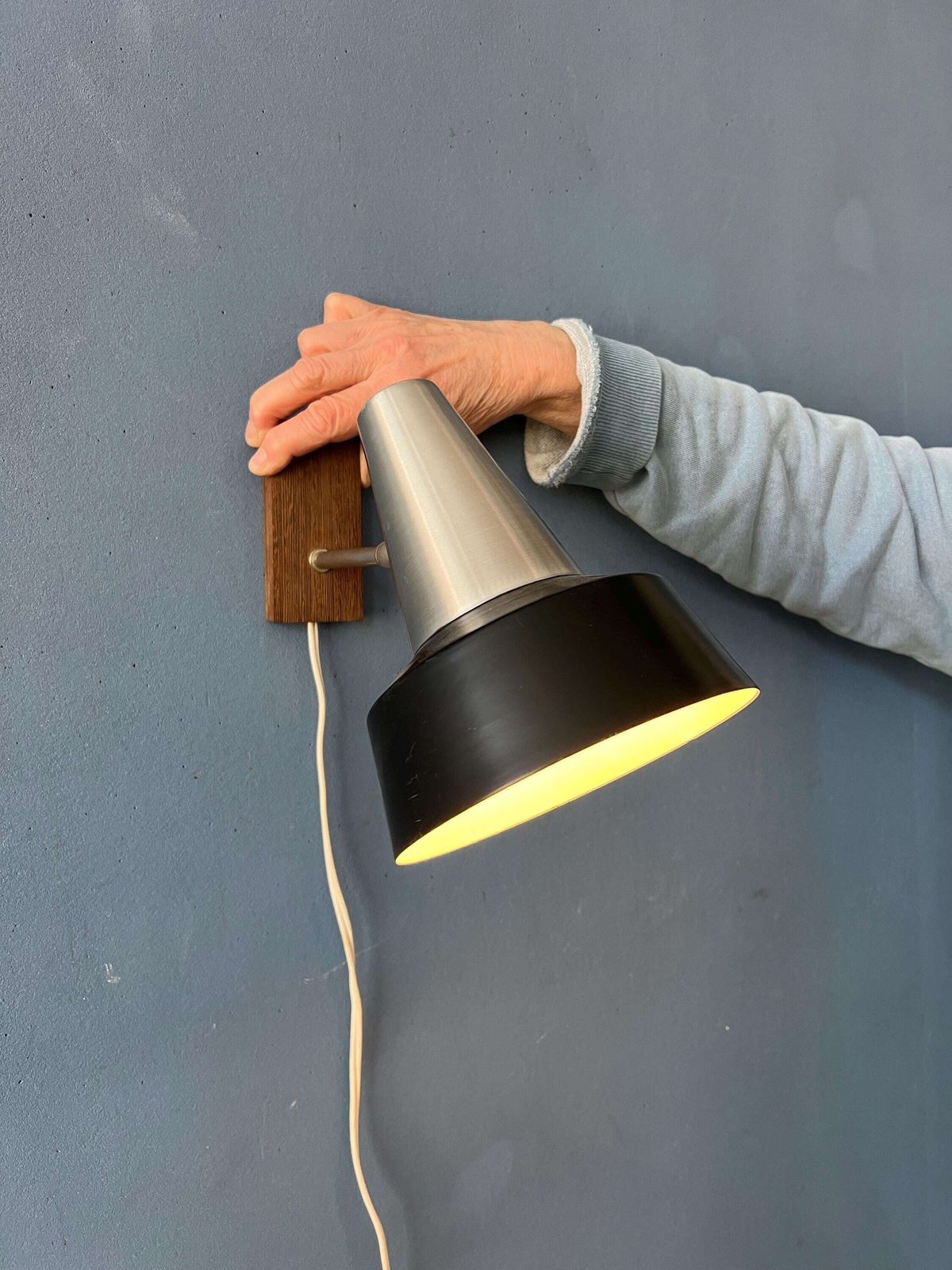 Zwarte Anvia Teakhouten Mid Century Wandlamp