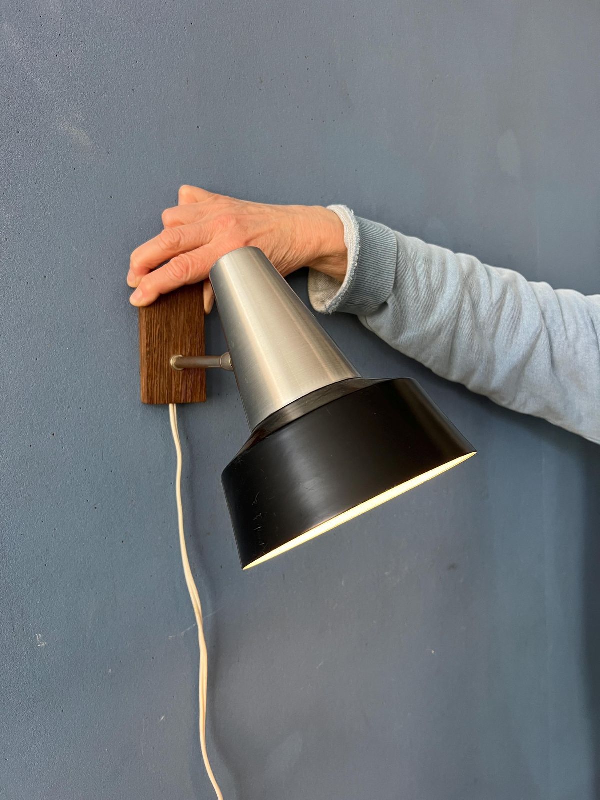 Zwarte Anvia Teakhouten Mid Century Wandlamp photo furniture
