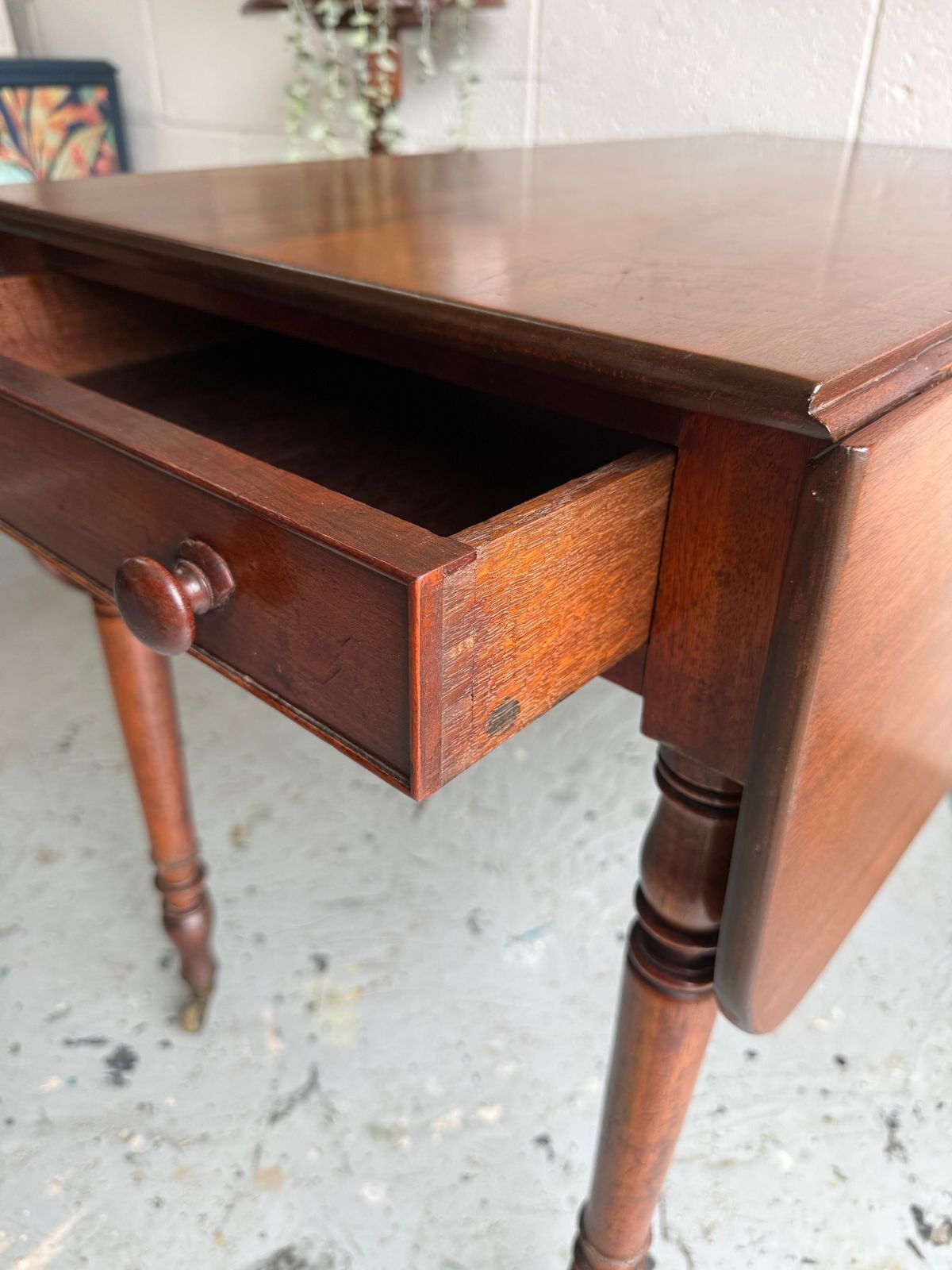Beautiful English Regency Era Pembroke Table In Mahogany photo vinterior