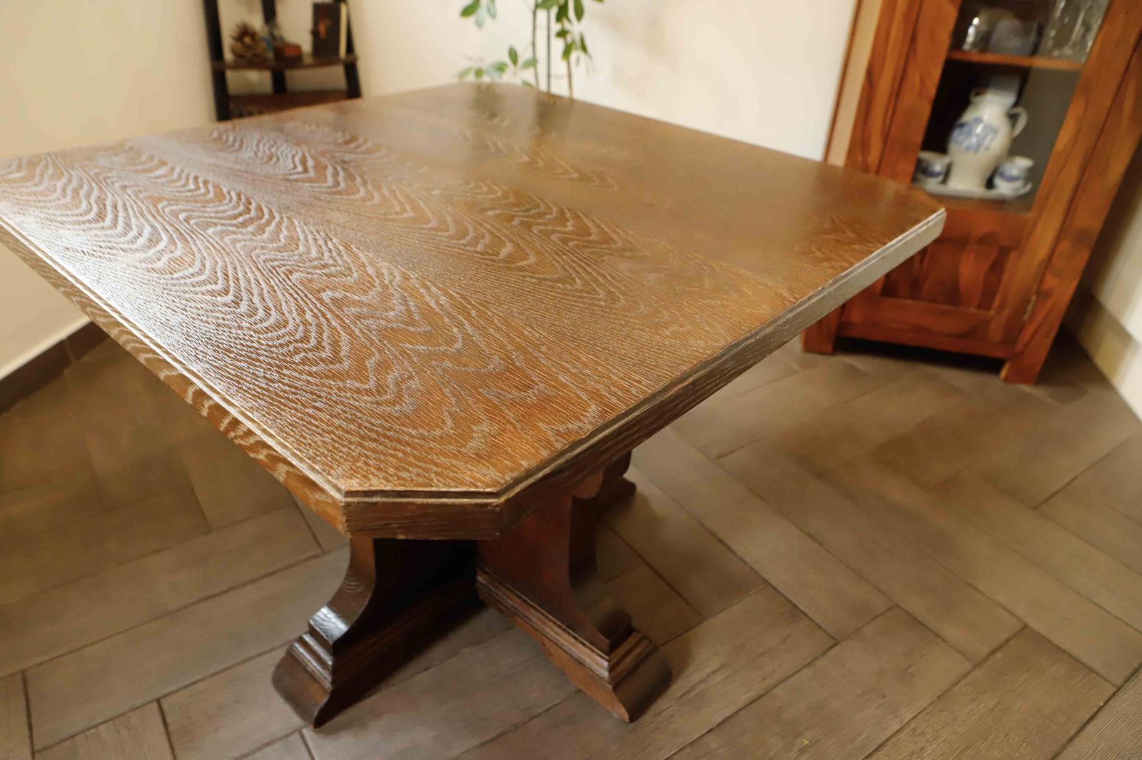 470.0 Rustieke eiken tafel met centrale voet photo
