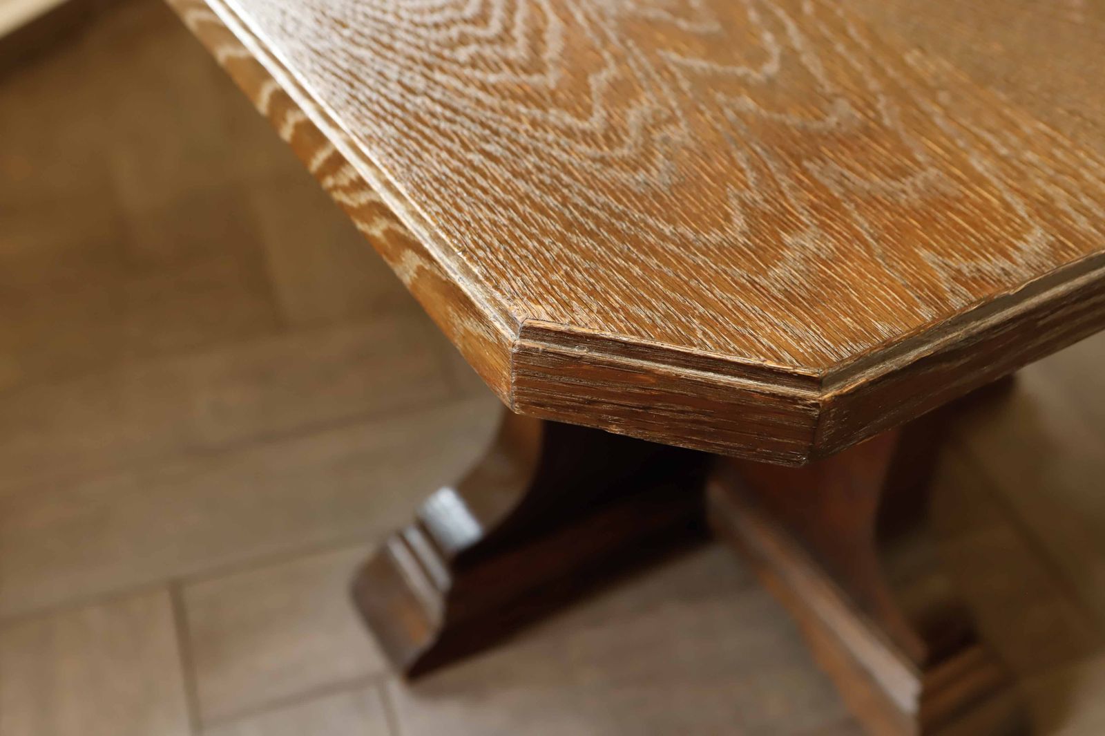 photo vintage Rustic Oak Table With Central Base