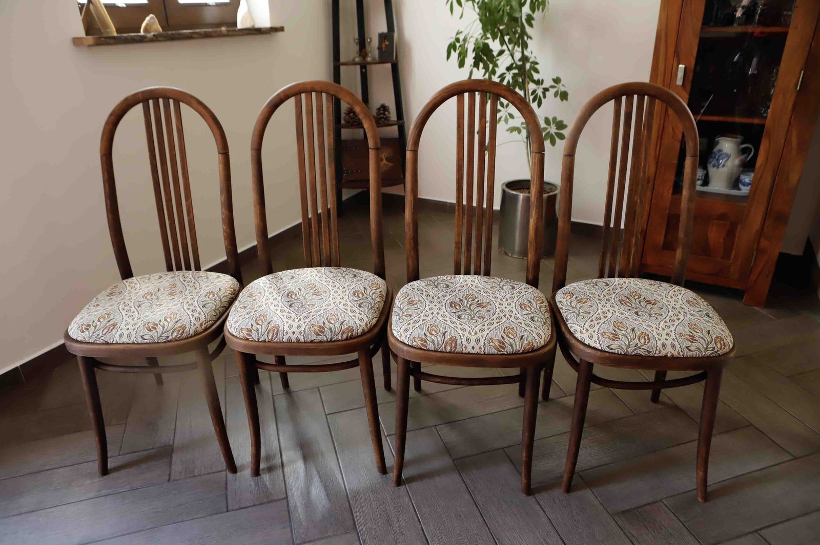 photo furniture Set Of Four Bentwood Ton Chairs From The 1970s With Floral Upholstery