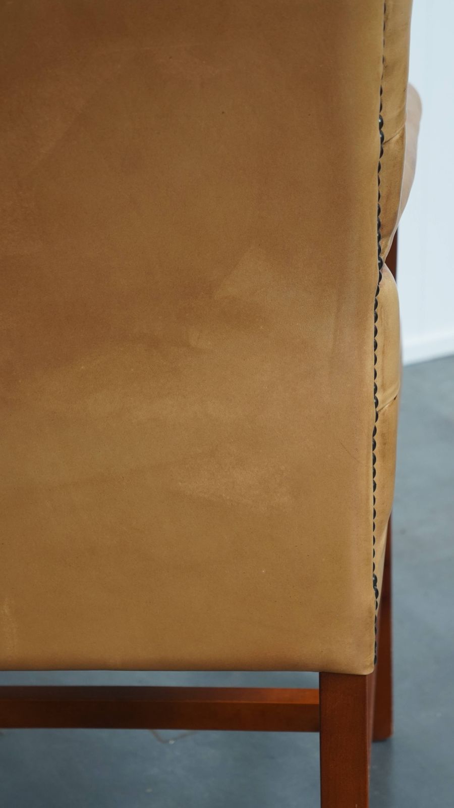 photo vinterior Beautiful And Luxurious Cowhide Chesterfield Dining/Side Chair In English Style In A Light Cognac Color