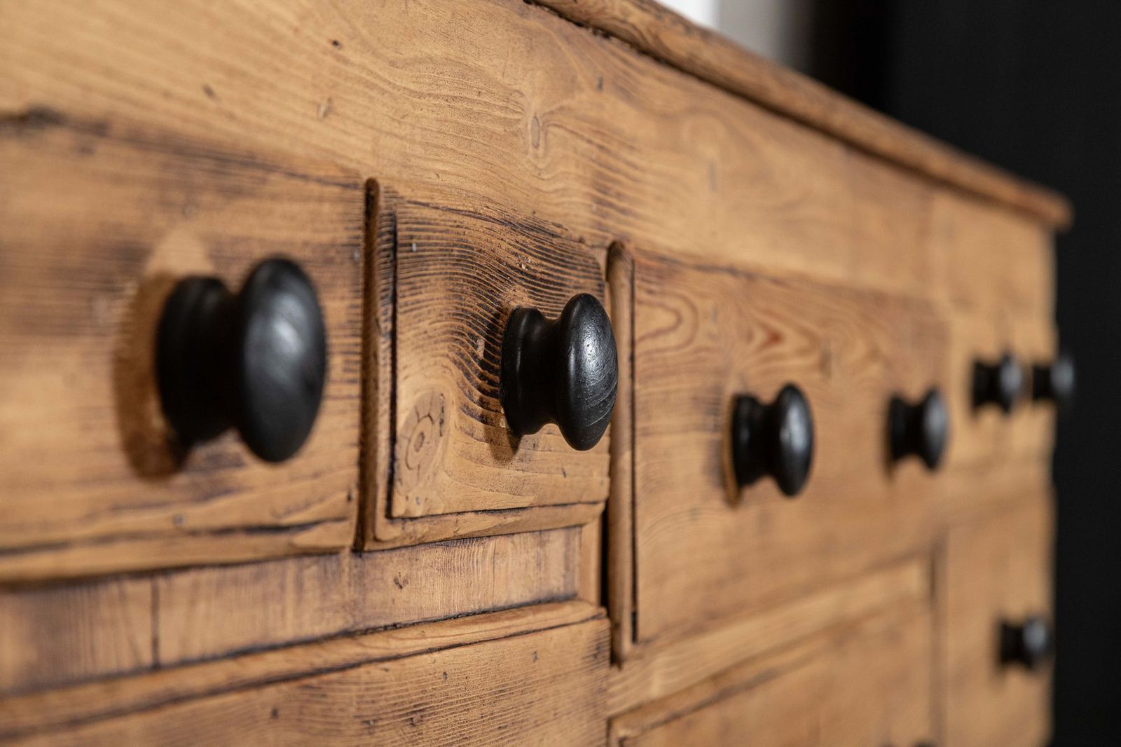 photo vinterior Large 19thc English Pine Dresser Base