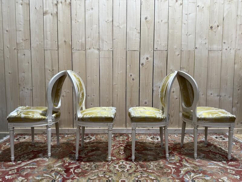 Suite De 4 Chaises Médaillons De Style Louis XVI Rechampi Blanc Cassé photo furniture