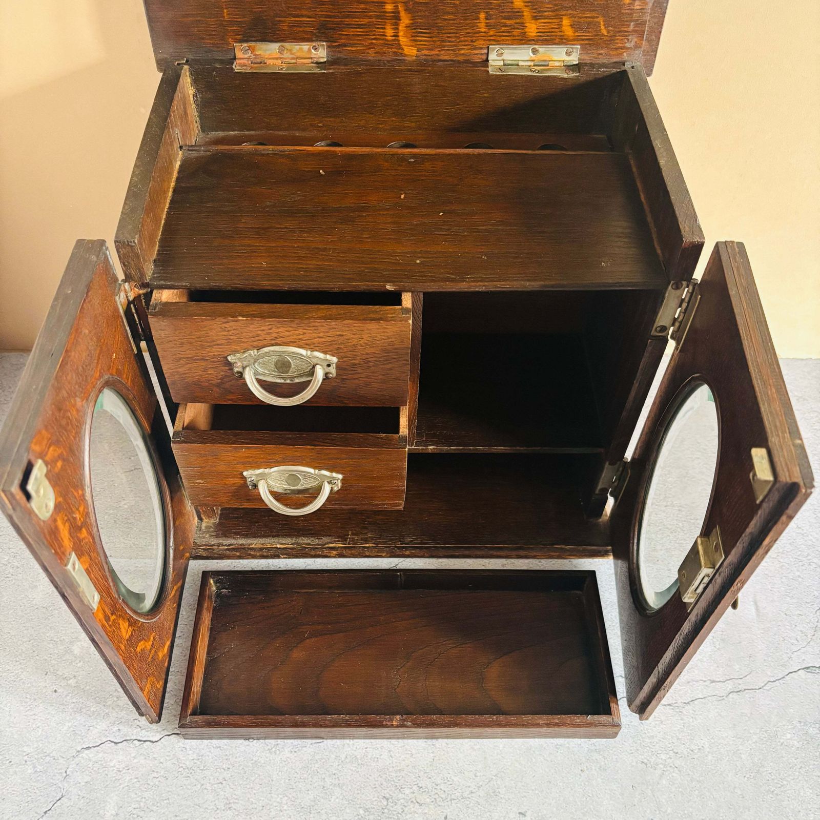 Arts & Crafts Oak Smokers Display Cabinet photo vinterior