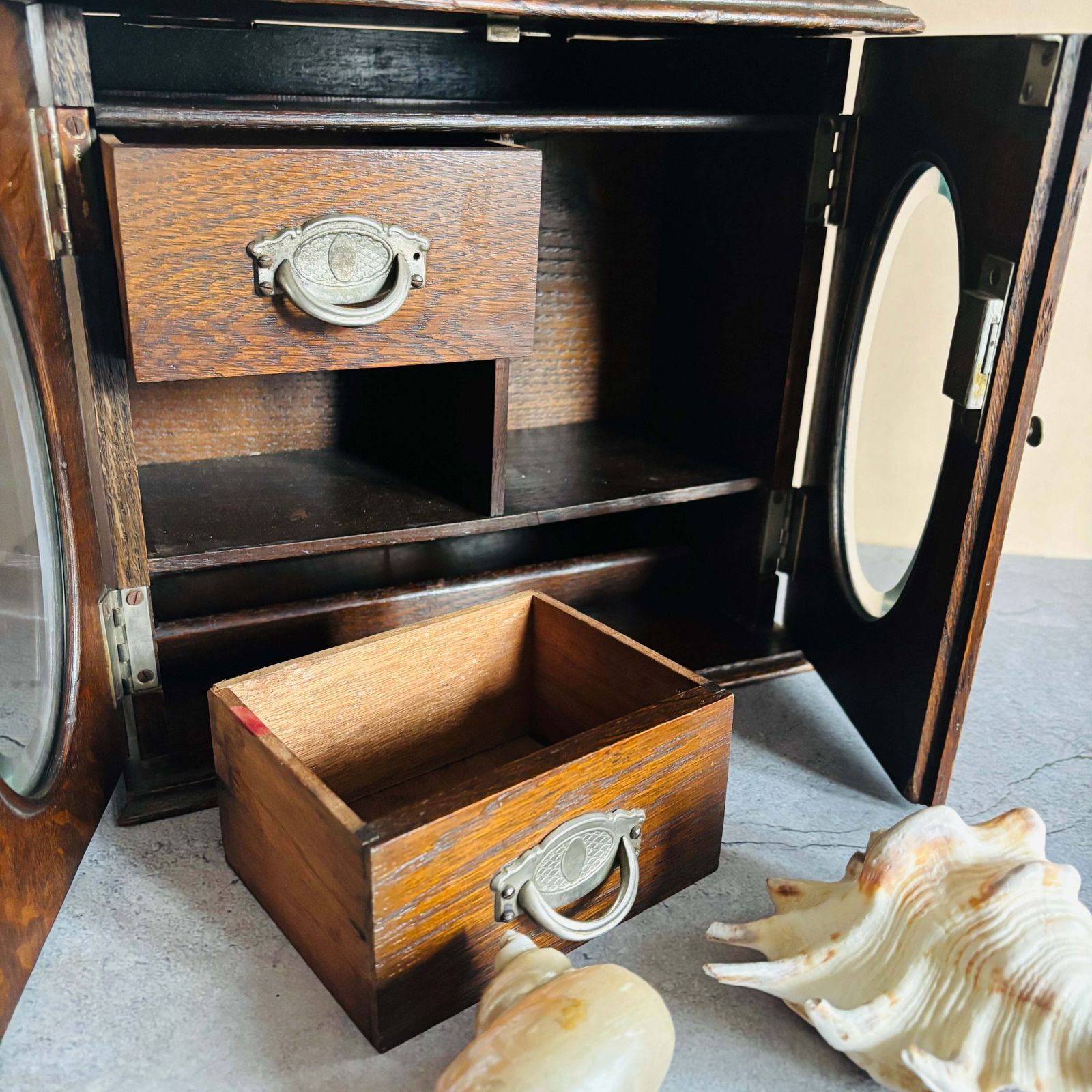 photo vintage Arts & Crafts Oak Smokers Display Cabinet