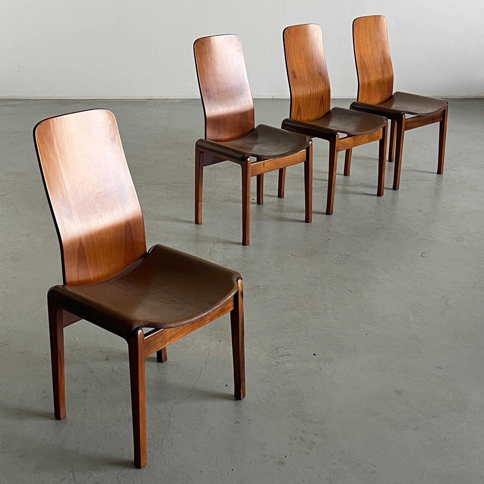 Set Of 4 Vintage 'Fiorenza' Dining Chairs By Tito Agnoli For Molteni In Leather & Walnut, 1968 Italy photo furniture