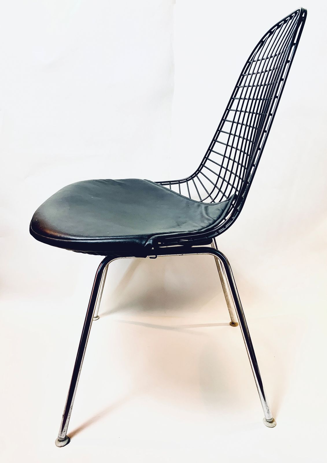 photo vintage A Pair Of Dkr Wire Chairs By Charles Eames For Herman Miller