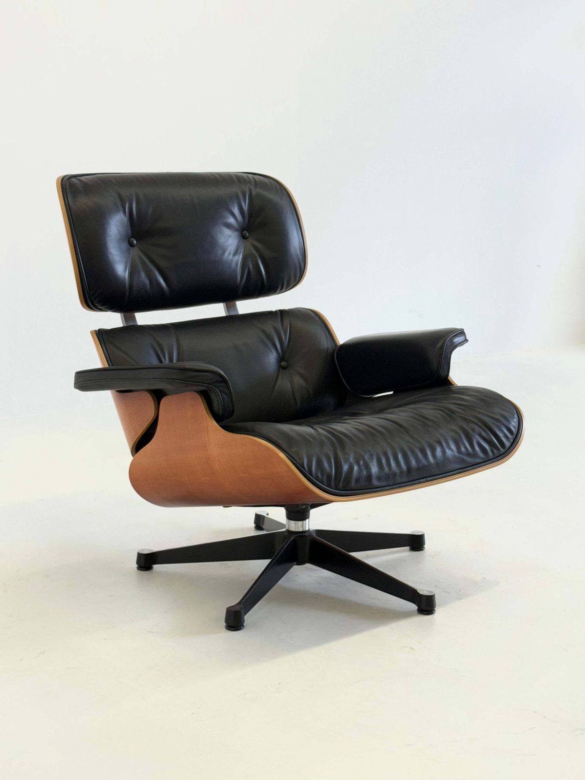 Eames Lounge Chair Door Charles En Ray Eames Voor Vitra photo vinterior