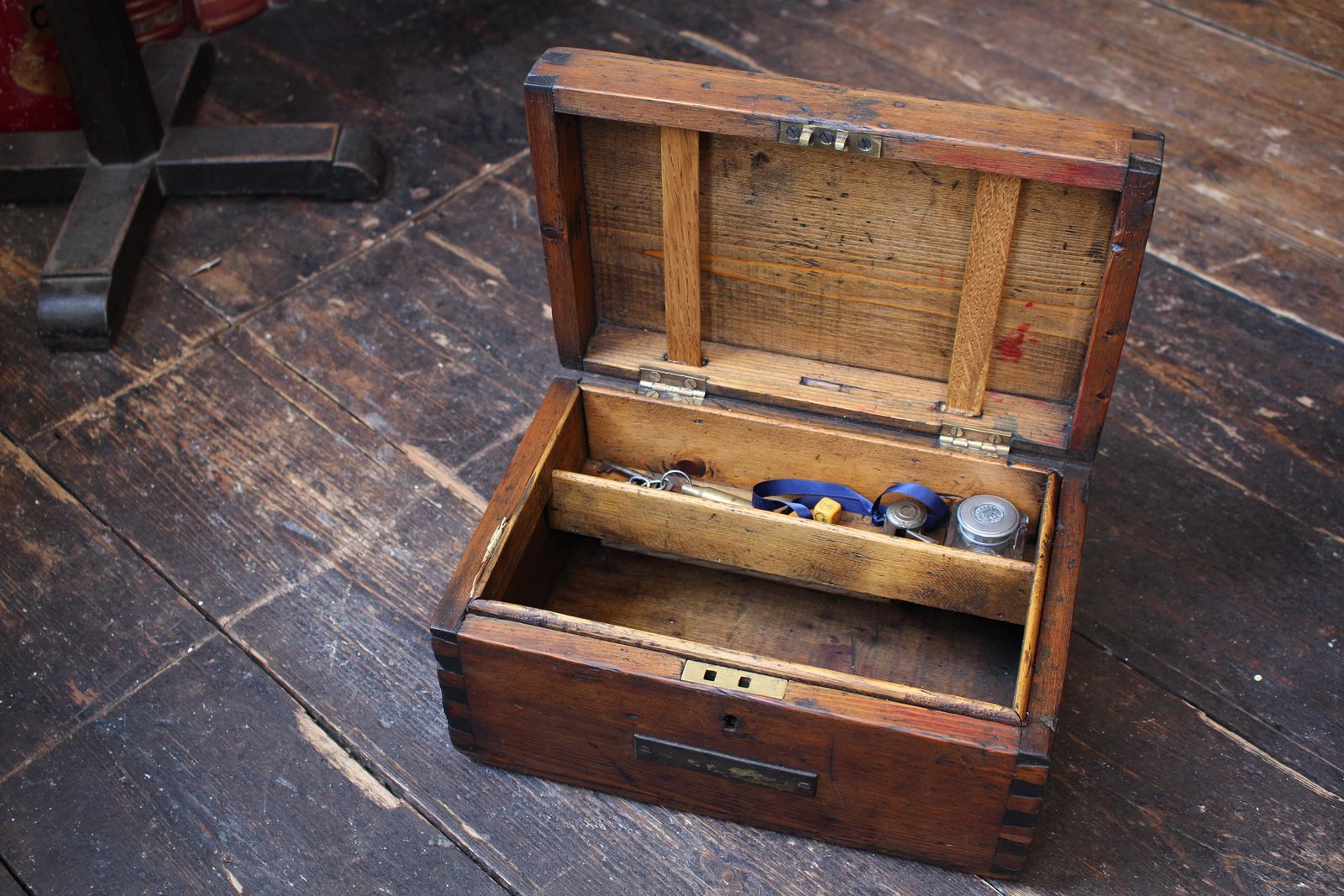 photo furniture Early 20th Century English Maritime Sailors Gambling Game Box  ‘Crown & Anchor'
