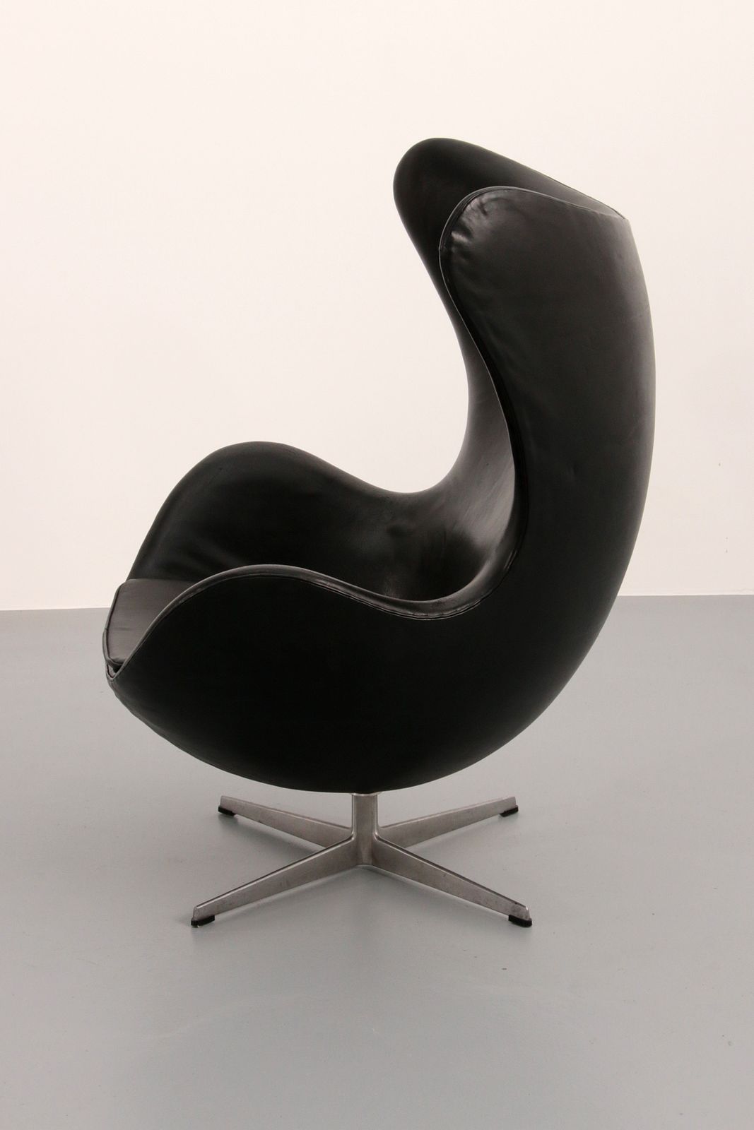 The Egg Chair – Arne Jacobsen, Denmark, 1960 – Black Leather By Fritz Hansen photo furniture
