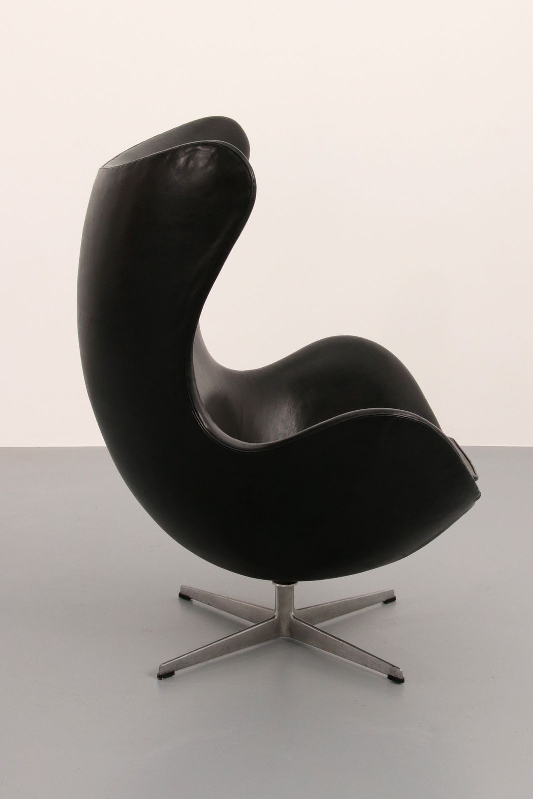The Egg Chair – Arne Jacobsen, Denmark, 1960 – Black Leather By Fritz Hansen photo Furniture