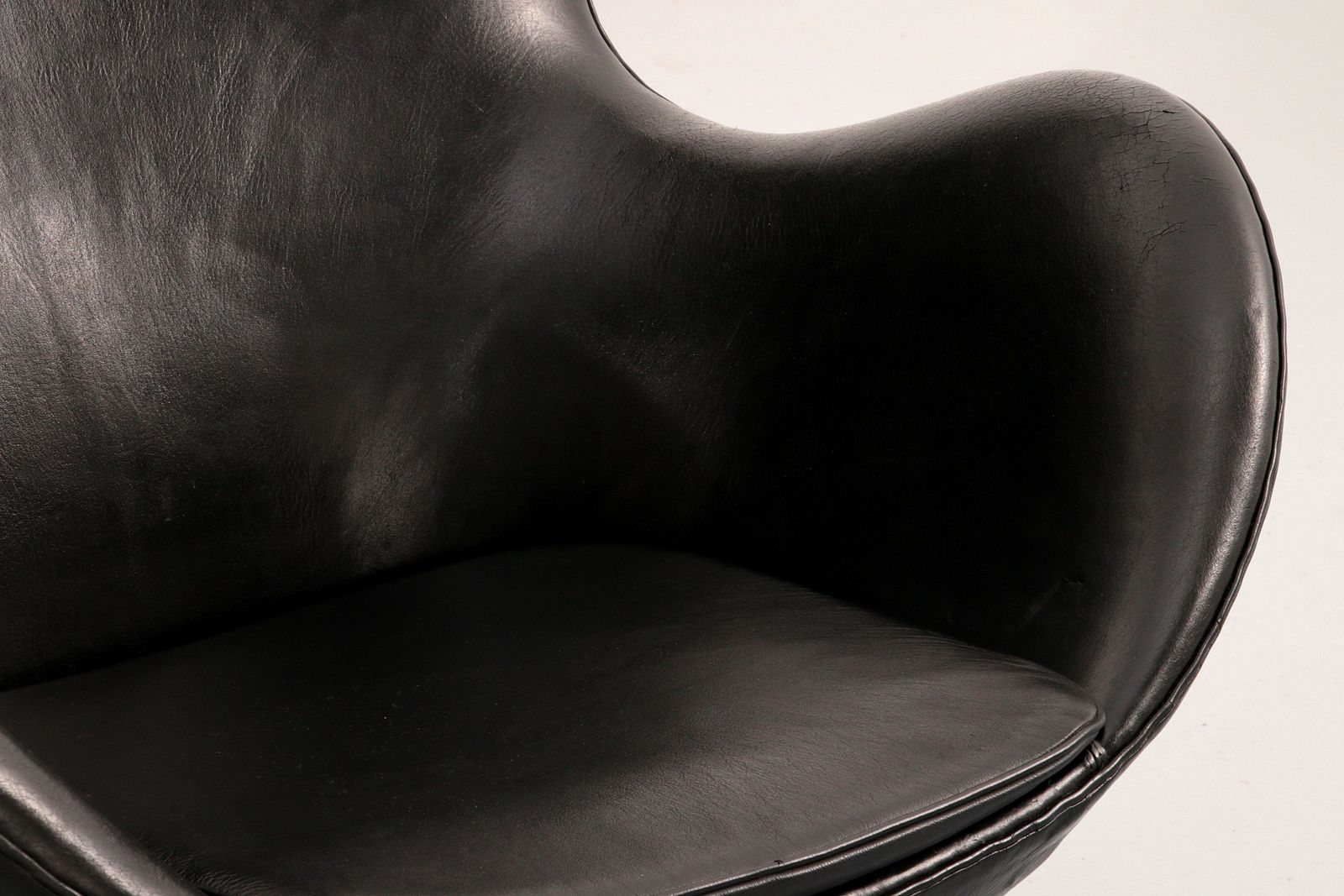 The Egg Chair – Arne Jacobsen, Denmark, 1960 – Black Leather By Fritz Hansen photo vintage