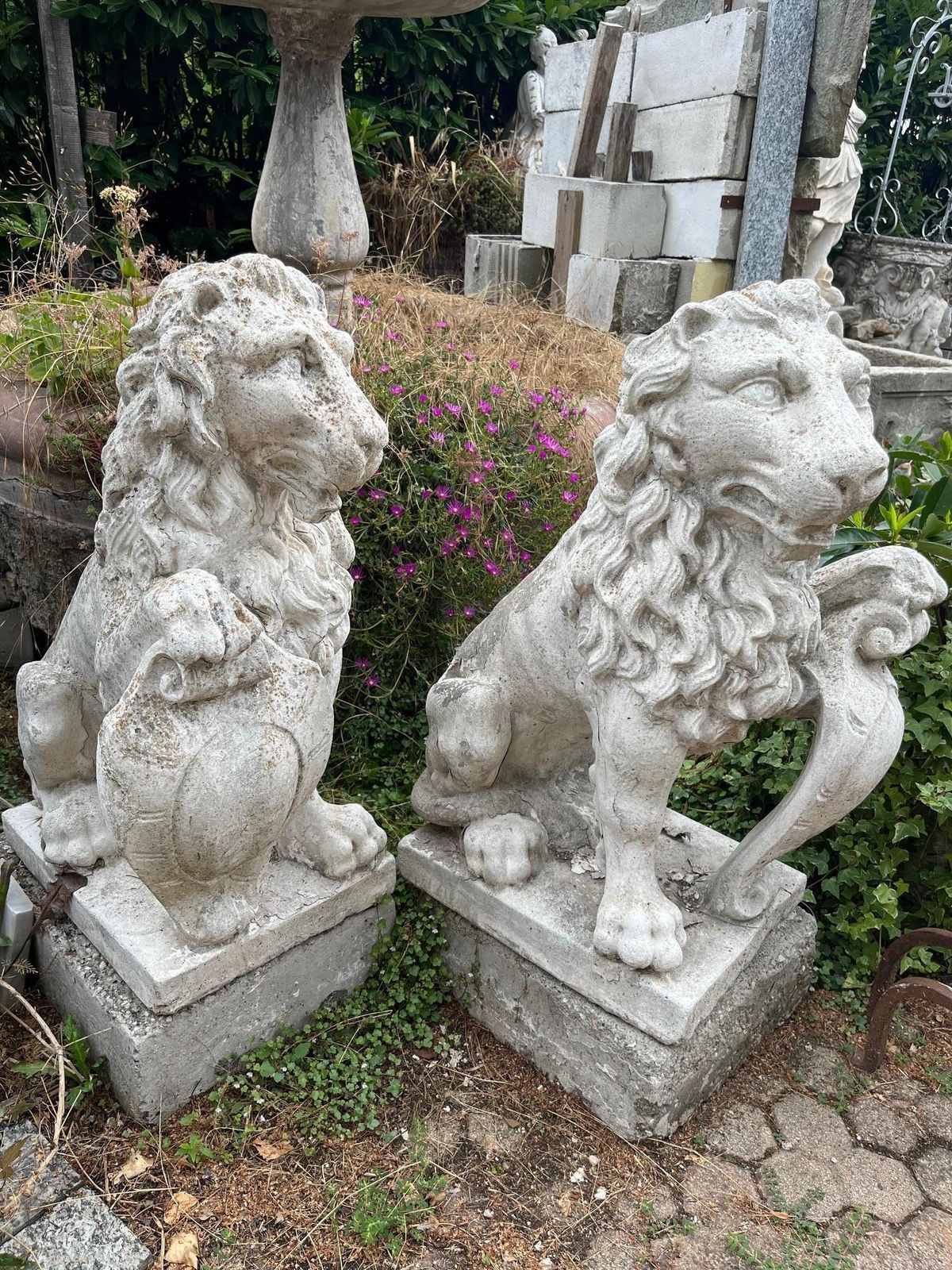 Coppia Di Statue Di Leoni Con Scudo, In Cemento Bianco, Da Esterno, Italia photo furniture