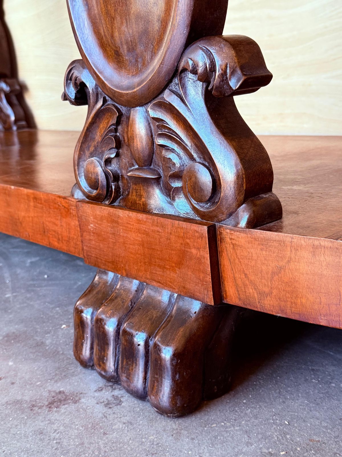 Console anglaise sculptée en placage book-matched à trois tiroirs photo vinterior