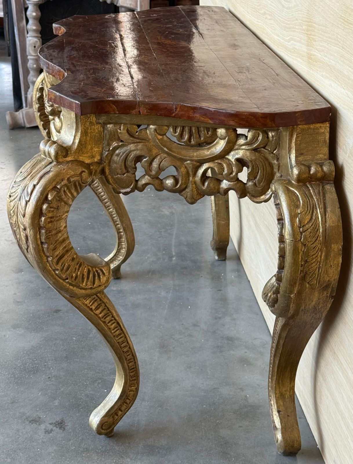 photo for sale Console italienne faux marbre dorée à décor d'acanthe et de baies, vers 1820
